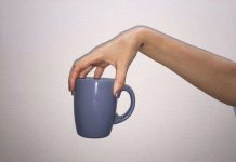 Cách cầm cốc giúp cà phê không bị đổ ra ngoài