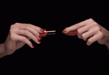 Xem một thỏi son được làm kì công đến mức nào mới không nổi mẩn