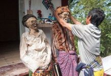 Tục đào mộ, mặc quần áo mới và rước người chết quanh làng