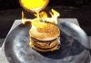 Phản ứng không ai ngờ tới khi đổ đồng nung chảy vào bánh Hamburger