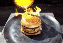 Phản ứng không ai ngờ tới khi đổ đồng nung chảy vào bánh Hamburger