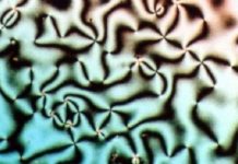 Vì sao màn hình LCD gợn sóng khi chạm ngón tay vào?