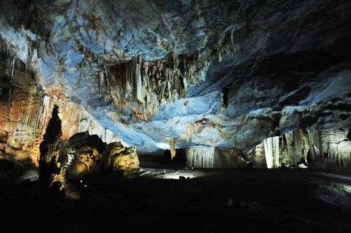 Vẻ đẹp kỳ ảo ở hang động khô dài nhất châu Á