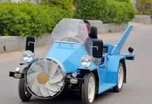 Nông dân chế tạo ô tô chạy nhờ gió