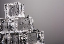 Tại sao nước đá có viên trắng đục, số khác lại trong veo?