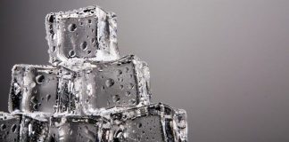 Tại sao nước đá có viên trắng đục, số khác lại trong veo?