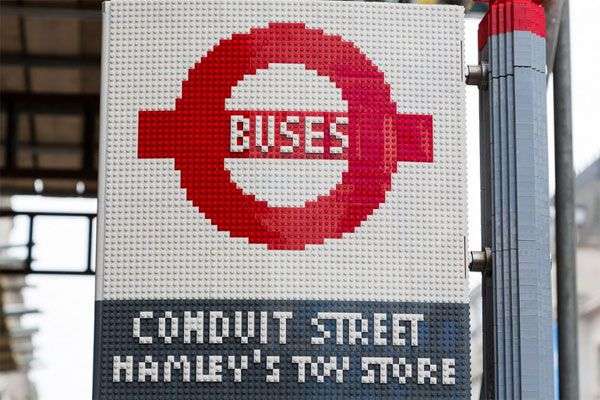 Trạm xe bus được xây bằng những khối lego tại London