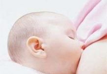Bé gái có lợi từ bú sữa mẹ nhiều hơn bé trai