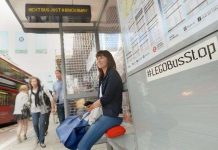 Trạm xe bus được xây bằng những khối lego tại London