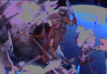 Đi bộ rước đuốc trong không gian