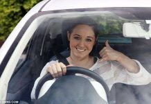 Gật đầu, nháy mắt để điều khiển xe hơi