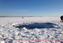 Nga trục vớt khối thiên thạch từ đáy hồ Chebarkul