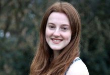 Cô gái dùng tay viết chữ lên da thịt như có phép lạ