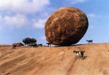 Tảng đá 250 tấn nằm thăng bằng trên sườn đồi dốc 45 độ