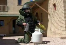 Phá bom bằng "kiếm nước"