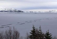 Đường zigzag kỳ lạ trên mặt hồ băng lớn nhất Iceland