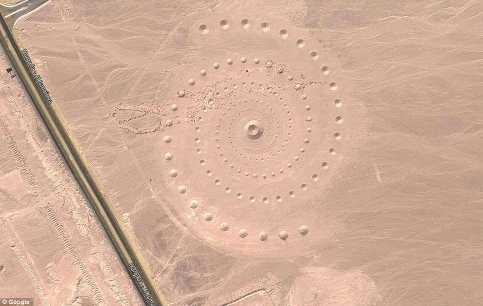 Giải mã dấu hiệu bí ẩn trên sa mạc Ai Cập