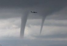 Máy bay chở khách băng qua ba vòi rồng ngoài khơi Nga