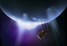 Phi thuyền Cassini bay thành công giữa Sao Thổ và hành tinh của nó