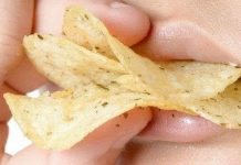 Tại sao bạn cáu giận khi người bên cạnh nhai chóp chép?