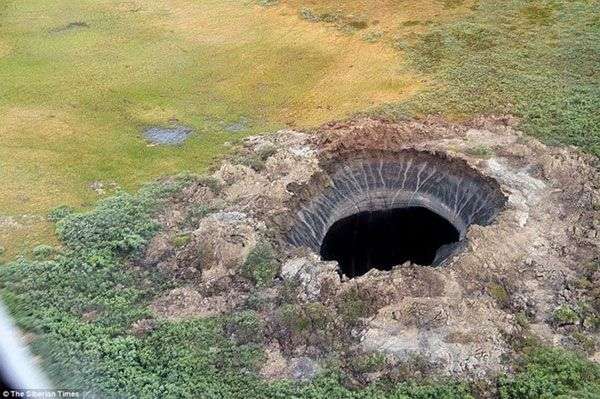 Lý giải nguyên nhân hình thành miệng hố khổng lồ bí ẩn ở Siberia