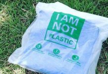 Chiếc túi giống hệt túi nilon, nhưng lại có thể dễ dàng hòa tan với nước để uống