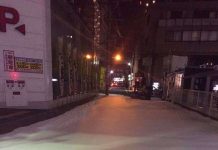 Cận cảnh bọt trắng bí ẩn phủ kín đường đi Nhật Bản sau động đất