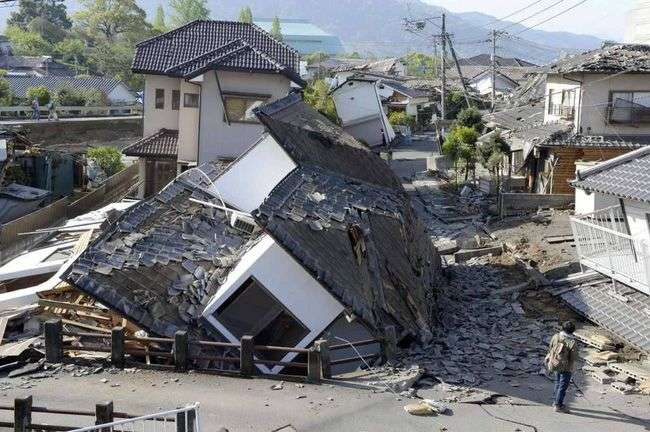 Cận cảnh bọt trắng bí ẩn phủ kín đường đi Nhật Bản sau động đất