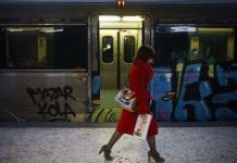 Máy bay không người lái giám sát kẻ vẽ bậy