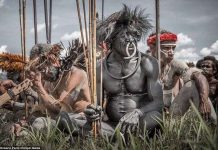 Bộ lạc sống kiểu “ăn lông ở lỗ” ở Indonesia