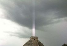 Chùm sáng bí ẩn trên đỉnh kim tự tháp của người Maya