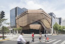 Tòa nhà biến hình lạ đời ở Trung Quốc khiến người đi đường sửng sốt