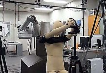 Robot giúp bạn mặc áo