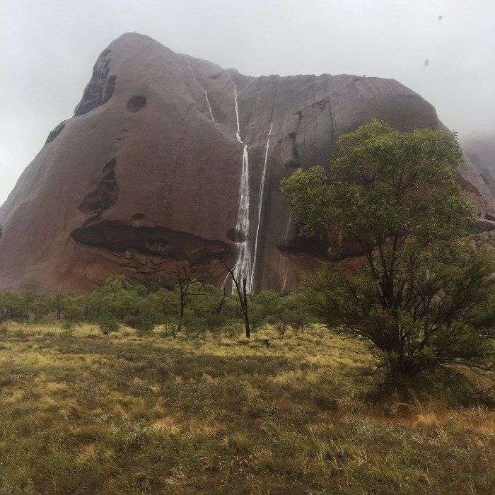 Đá khổng lồ biểu tượng nước Úc bỗng biến thành thác nước