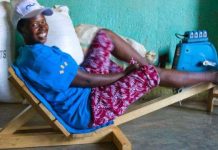 Máy phát điện bằng sức người "thắp sáng" châu Phi