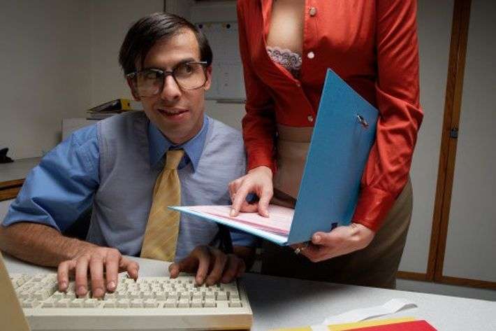 Tại sao đàn ông thích vòng một của phụ nữ?