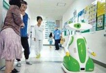Robot phục vụ bệnh viện