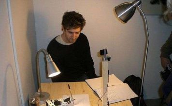 Robot trổ tài họa sĩ