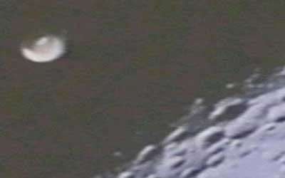 Vật thể lạ trong cuộc đổ bộ mặt trăng?