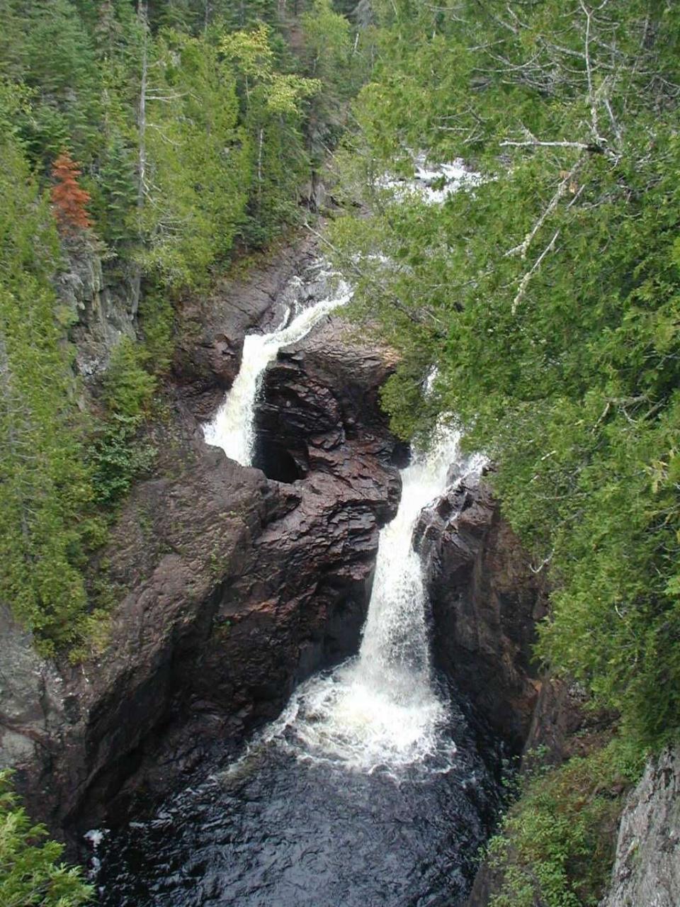 10 thác nước kỳ lạ nhất thế giới
