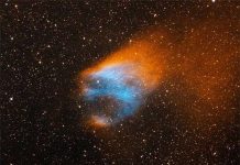 Tinh vân hình đầu lâu rực lửa sượt qua ngân hà