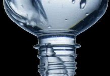 90% chúng ta không biết đổ nước ra khỏi chai nhựa đúng cách