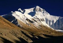 Ngọn núi nào cao nhất từ tâm trái đất?