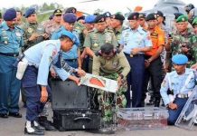 Vì sao hộp đen máy bay AirAsia được ngâm trong nước ngọt sau khi vớt?