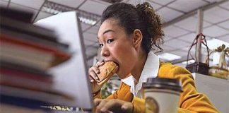 Bàn làm việc bẩn hơn cả... bệ xí