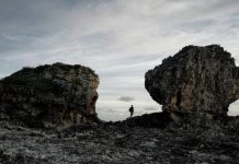 Lời cảnh báo đáng sợ từ 2 tảng đá khổng lồ trên vách núi