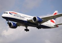 Máy bay bị sét đánh thủng 46 lỗ vẫn bay tiếp 9 giờ