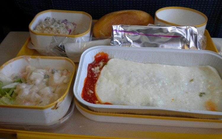 Tại sao đồ ăn trên máy bay thường rất dở?