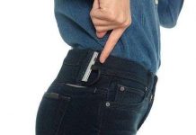 Sạc điện thoại di động trên quần jean Sạc điện thoại di động trên quần jean