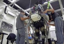 Khám phá "Iron Man" sẽ sút quả bóng đầu tiên tại World Cup 2014